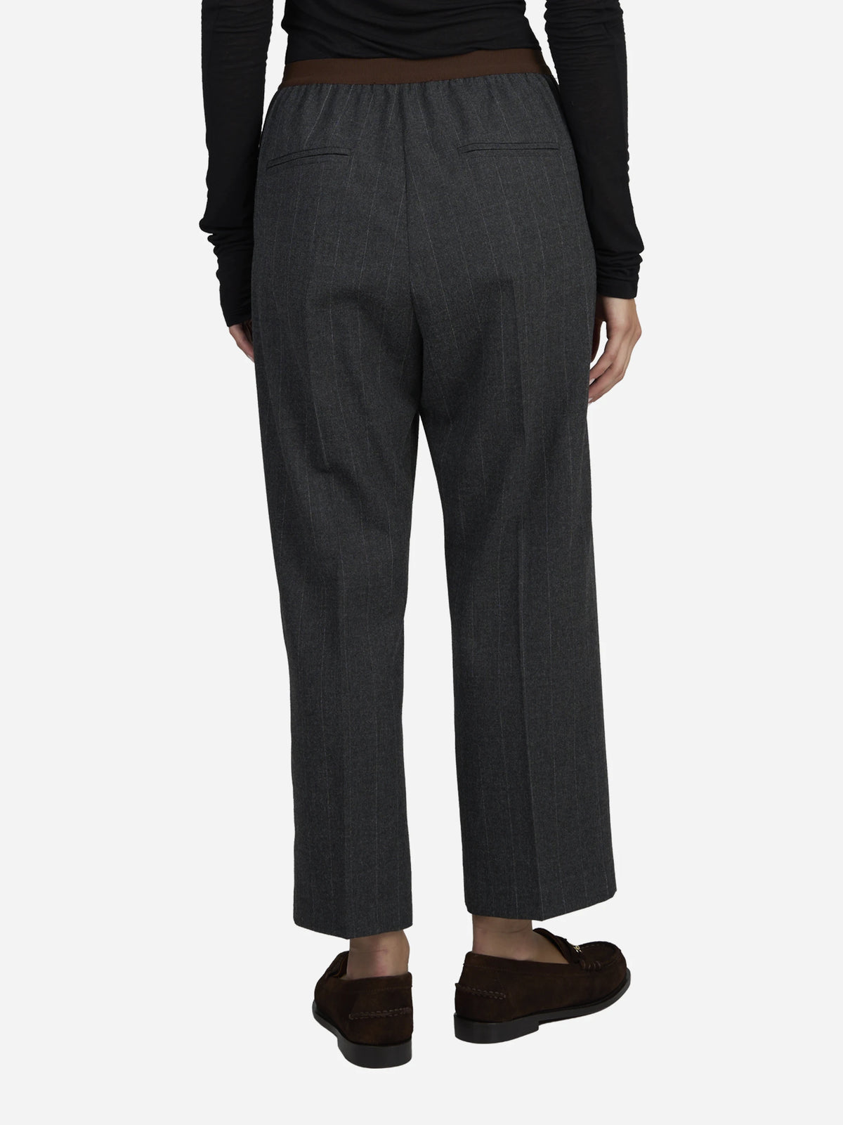 Pantaloni con vita elasticizzata grigi - indossato, vista posteriore