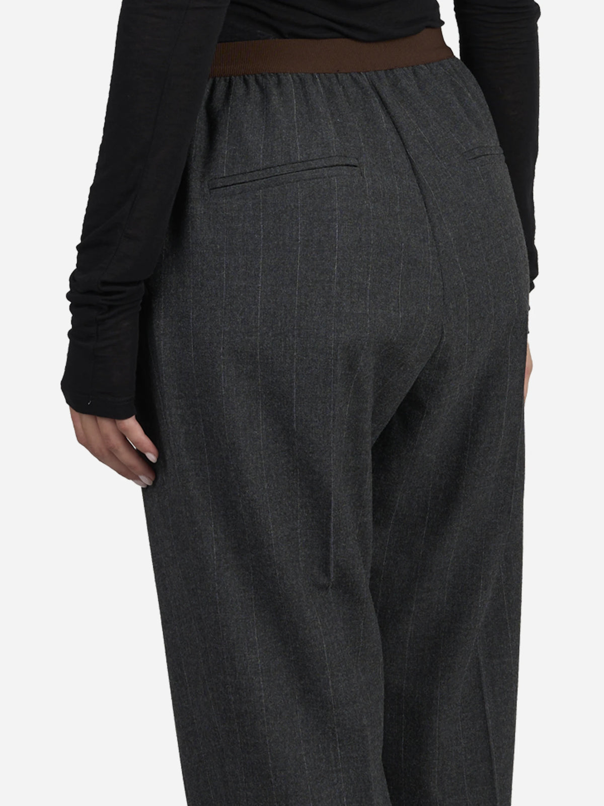 Pantaloni con vita elasticizzata grigi - indossato, dettaglio prodotto