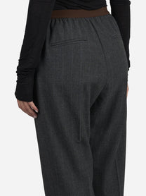 Pantaloni con vita elasticizzata grigi - indossato, dettaglio prodotto