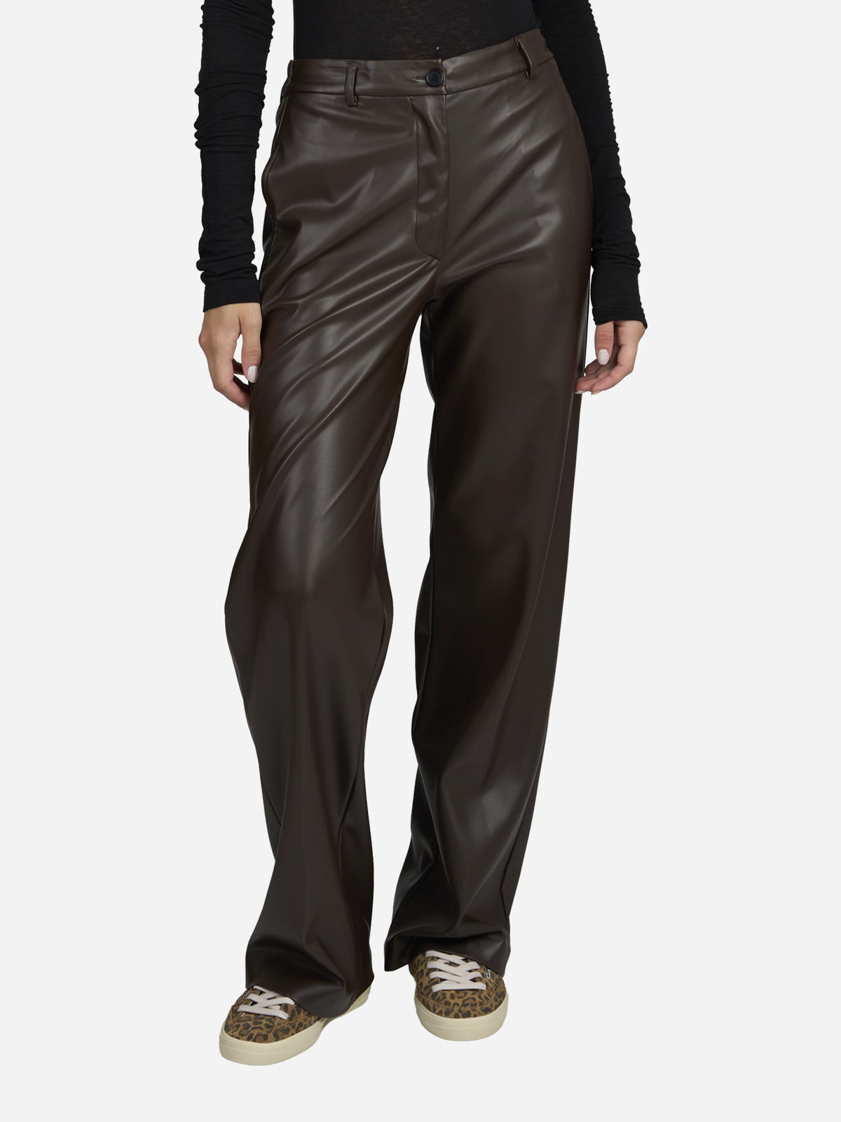 Pantaloni wide leg in similpelle marroni - indossato, vista frontale
