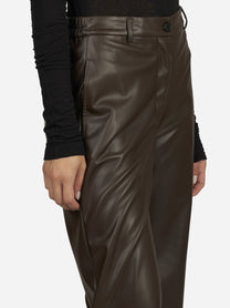 Pantaloni wide leg in similpelle marroni - indossato, dettaglio prodotto