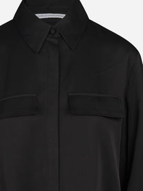Camicia regular nera MAR DE MARGARITAS - dettaglio del colletto, delle tasche e del piping