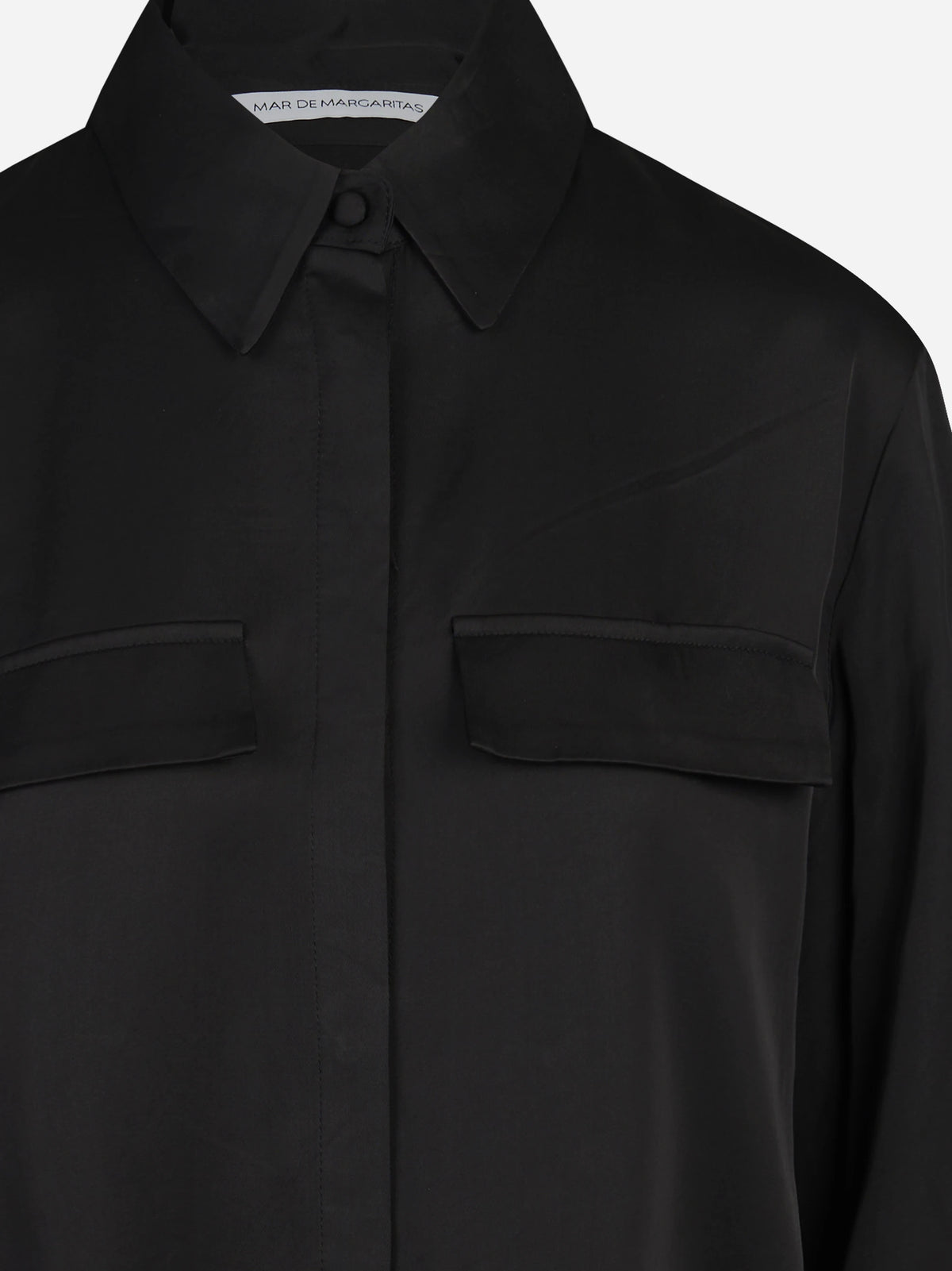 Camicia regular nera MAR DE MARGARITAS - dettaglio del colletto, delle tasche e del piping