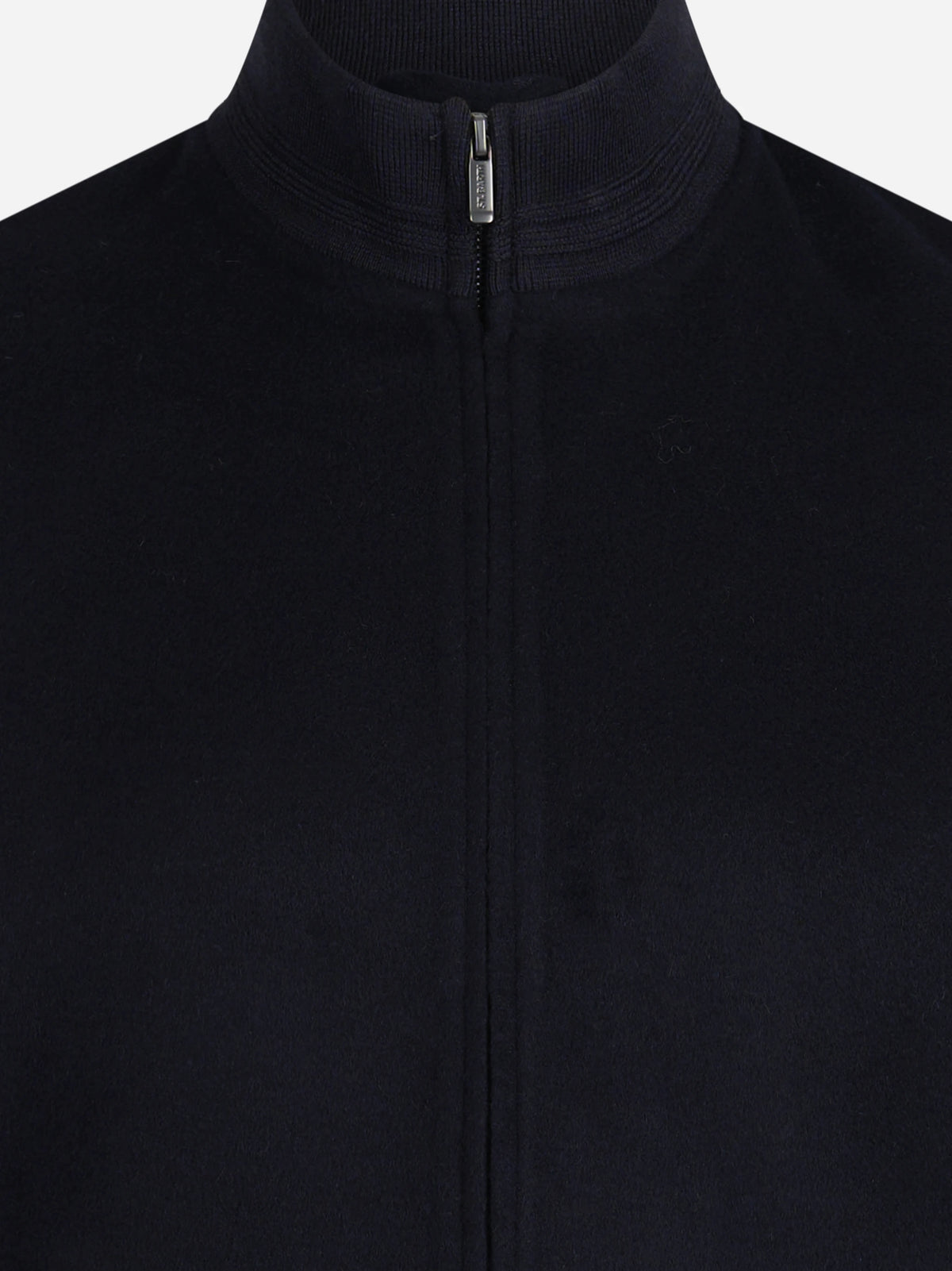 Gilet Camden in misto lana blu - dettaglio del ricamo o della costruzione