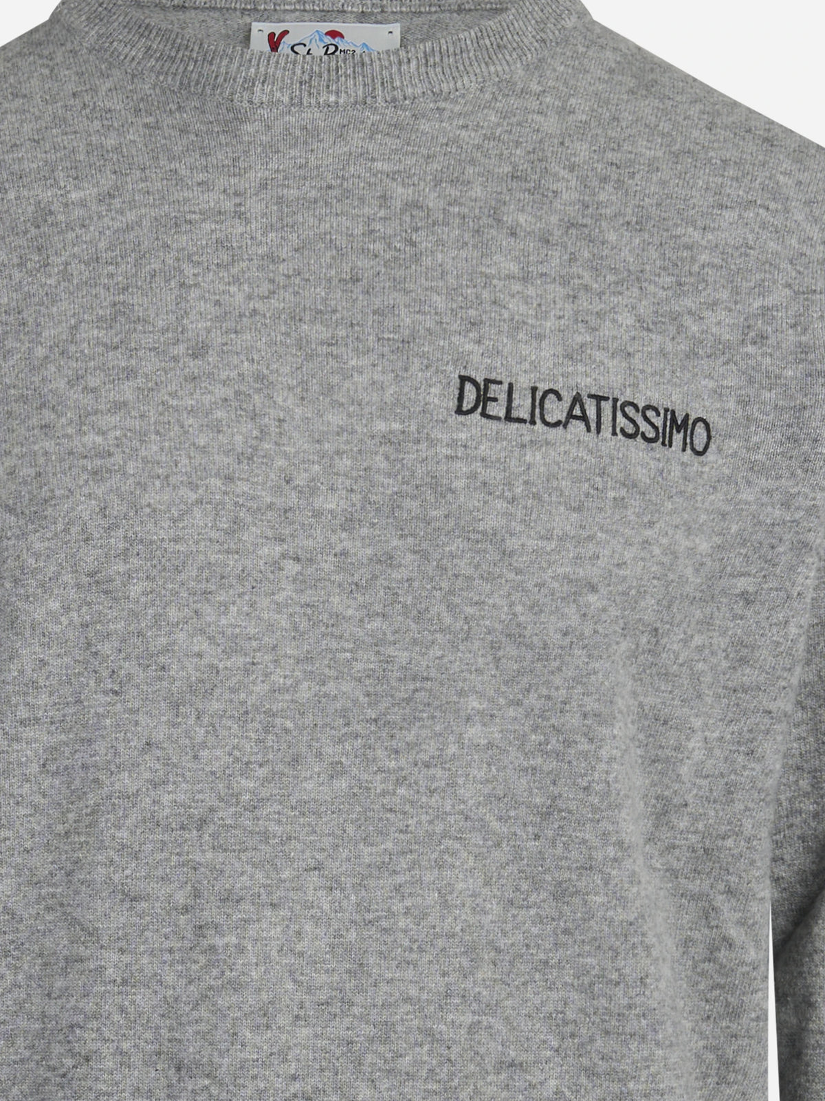 Maglia Heron con scritta Delicatissimo grigio - dettaglio del prodotto