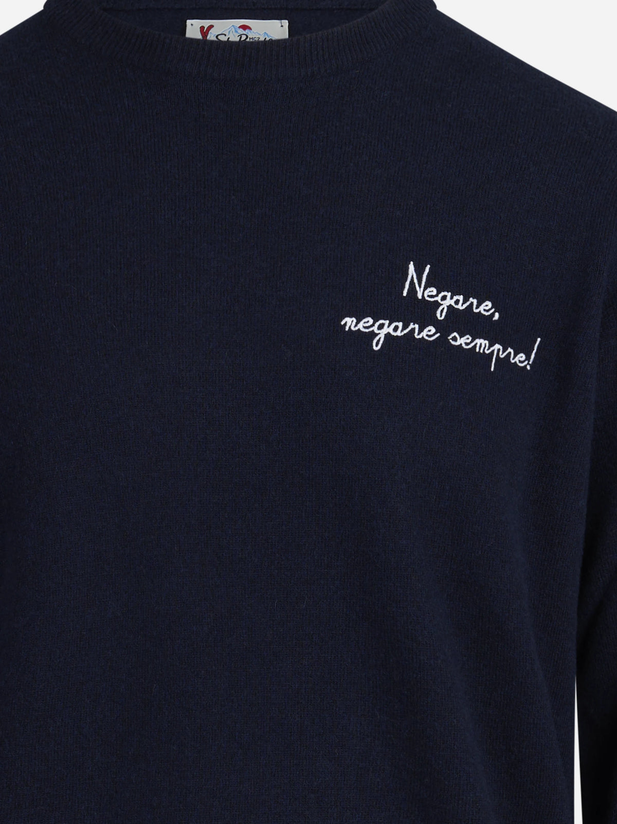 Maglia Heron con ricamo blu - dettaglio del prodotto