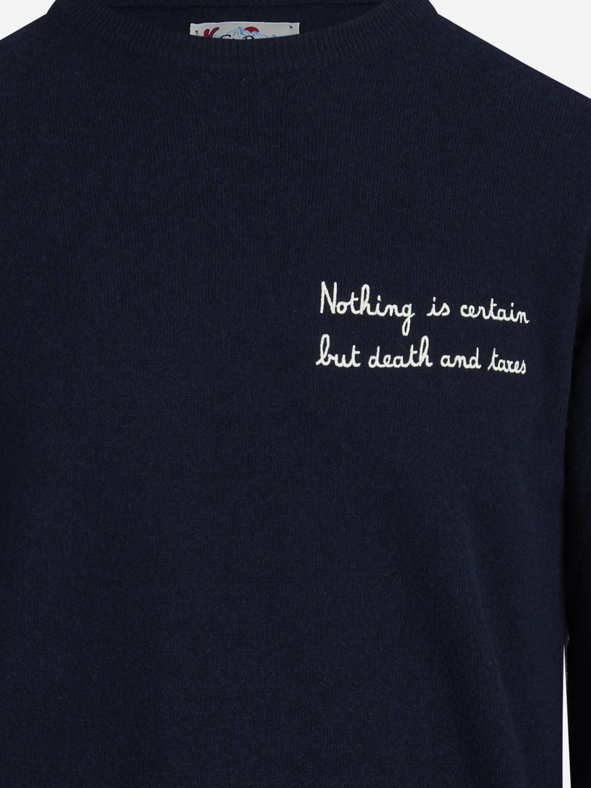 Maglia Heron Light con ricamo blu - dettaglio del ricamo o della costruzione