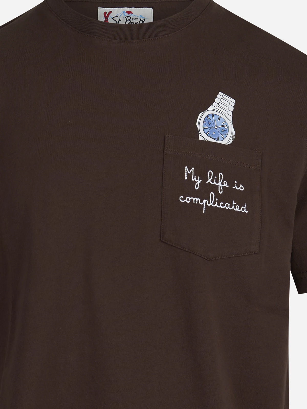T-shirt Connor My Life Is Complicated marrone - dettaglio del ricamo e del tessuto