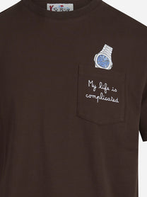 T-shirt Connor My Life Is Complicated marrone - dettaglio del ricamo e del tessuto