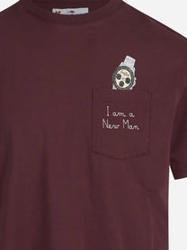 T-shirt Connor I Am a New Man bordeaux - dettaglio del ricamo e del tessuto