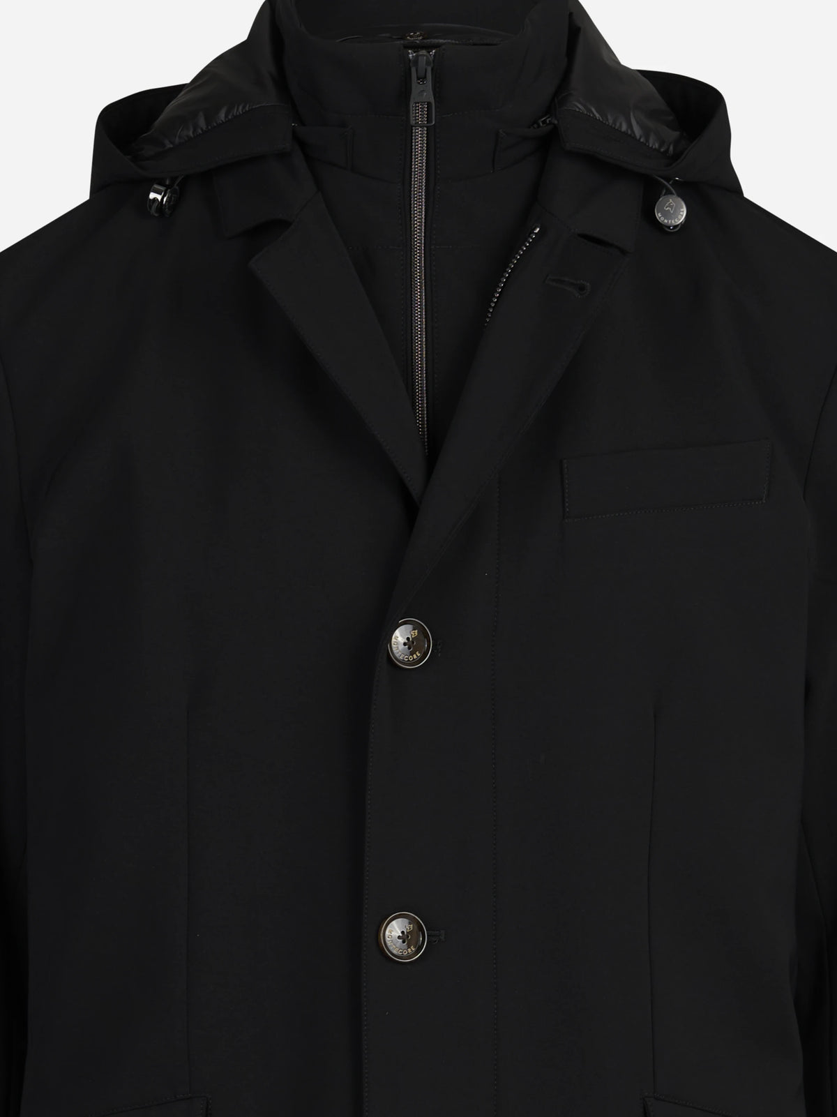 Cappotto imbottito con cappuccio nero - dettaglio del prodotto