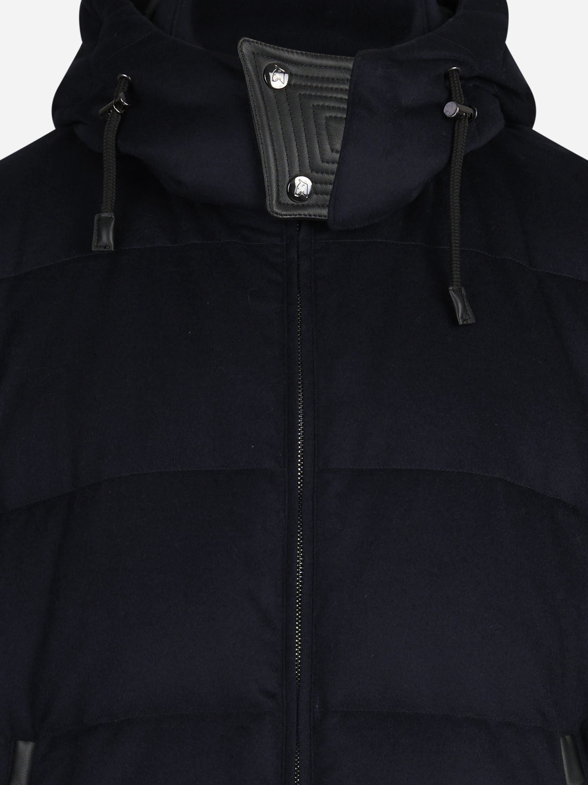 Piumino in lana con cappuccio blu - dettaglio del prodotto