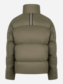 Piumino con collo alto color verde militare di Mordecai, vista posteriore