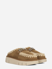 Sabot Bounce Clog Metal Logo in suede marrone - vista tre quarti