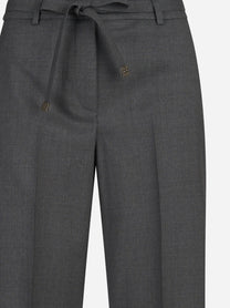 Pantaloni palazzo in gabardina di lana grigi - dettaglio della cintura e delle pinces