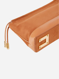 Dettaglio fondo pouch Elisabetta Franchi con logo geometrico dorato