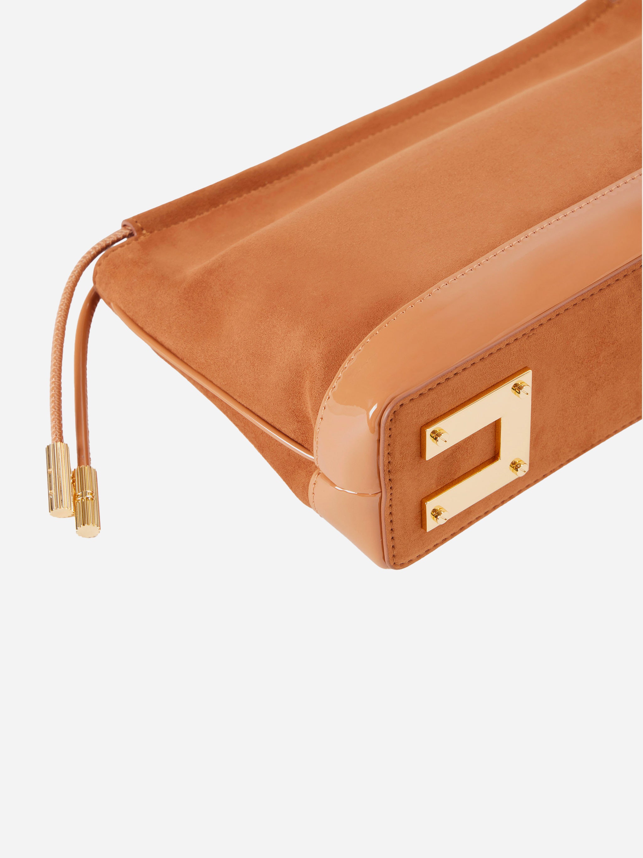 Dettaglio fondo pouch Elisabetta Franchi con logo geometrico dorato
