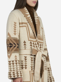 Cappotto cardigan Dineth in lana jacquard avorio - dettaglio indossato