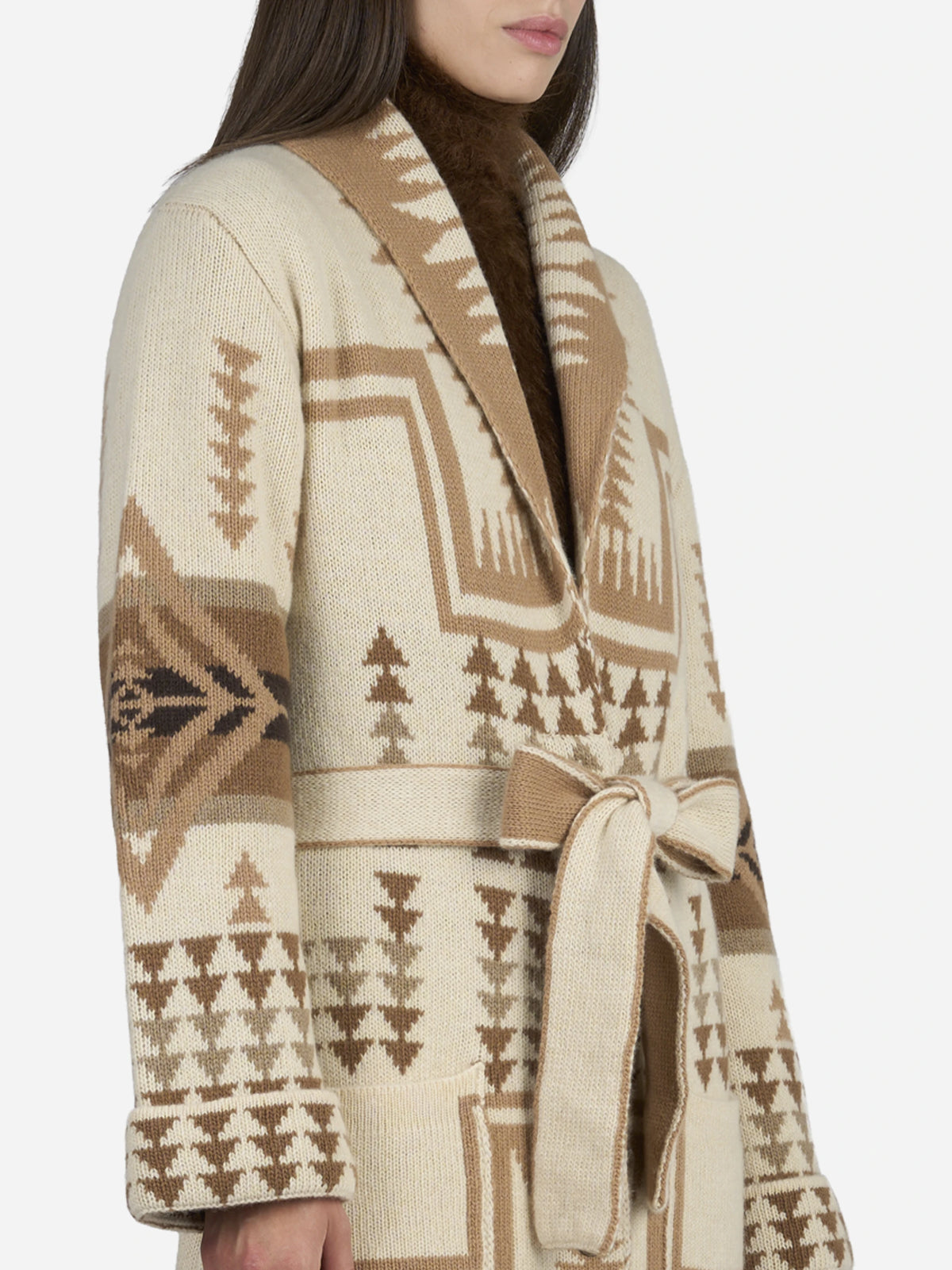 Cappotto cardigan Dineth in lana jacquard avorio - dettaglio indossato