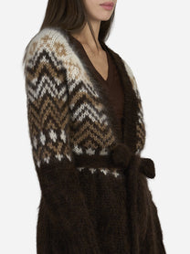 Cardigan Jane in lana jacquard cioccolato - dettaglio indossato