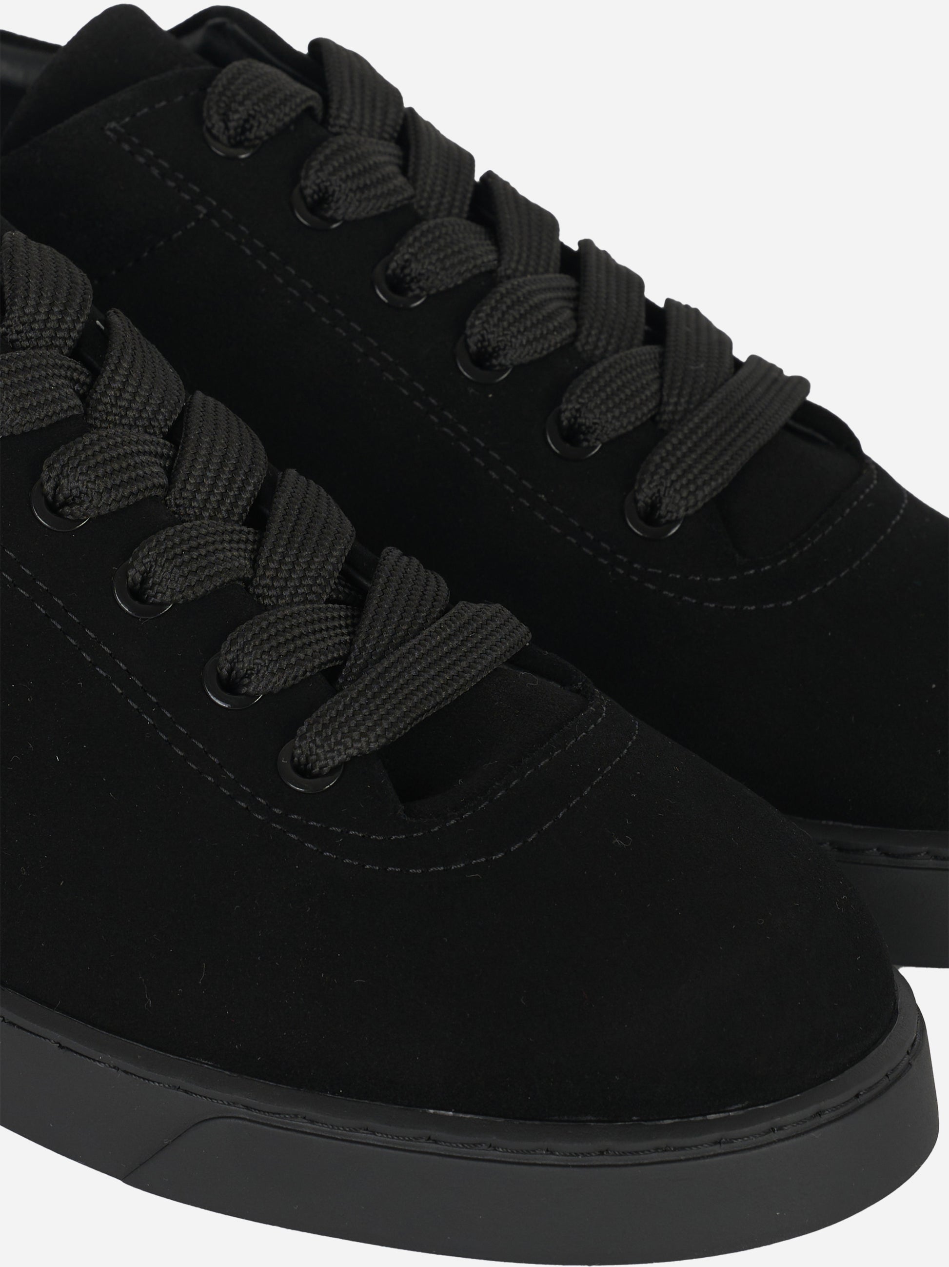 Dettaglio lacci sneakers Referenc Studios The Cassetta in suede nero