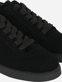 Dettaglio lacci sneakers Referenc Studios The Cassetta in suede nero