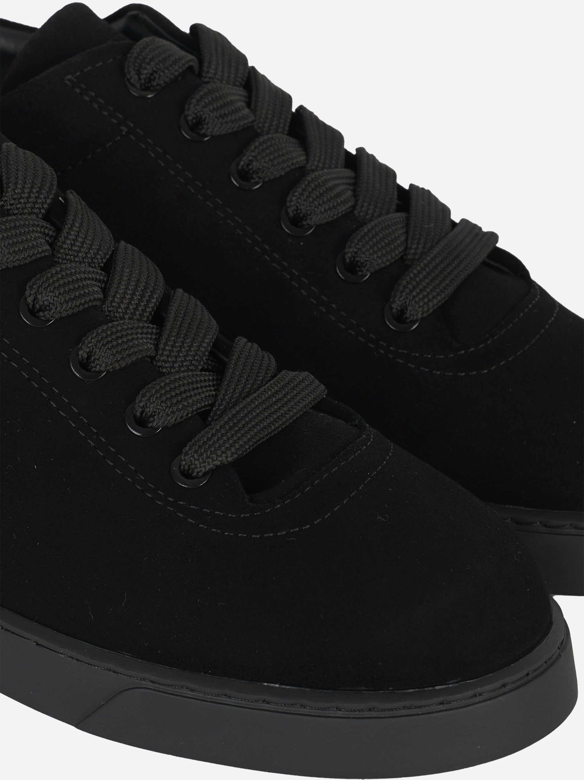 Dettaglio lacci sneakers Referenc Studios The Cassetta in suede nero