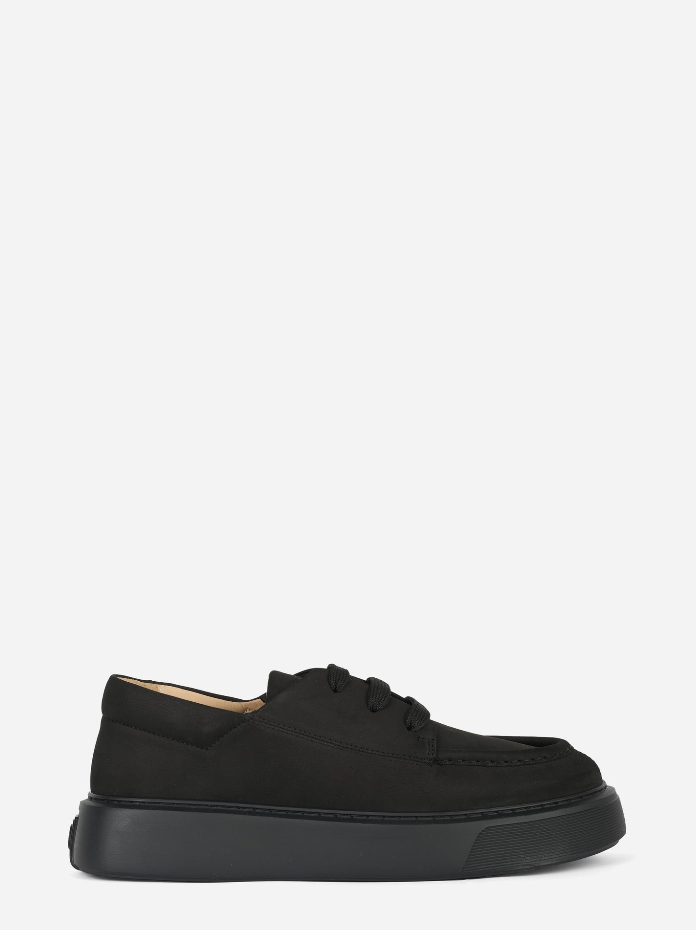 Sneakers The Tahoe in nabuk nero Referencestudio vista laterale sinistra