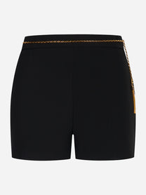 Shorts neri Elisabetta Franchi in crêpe con catena dorata e vita regolare, vista frontale