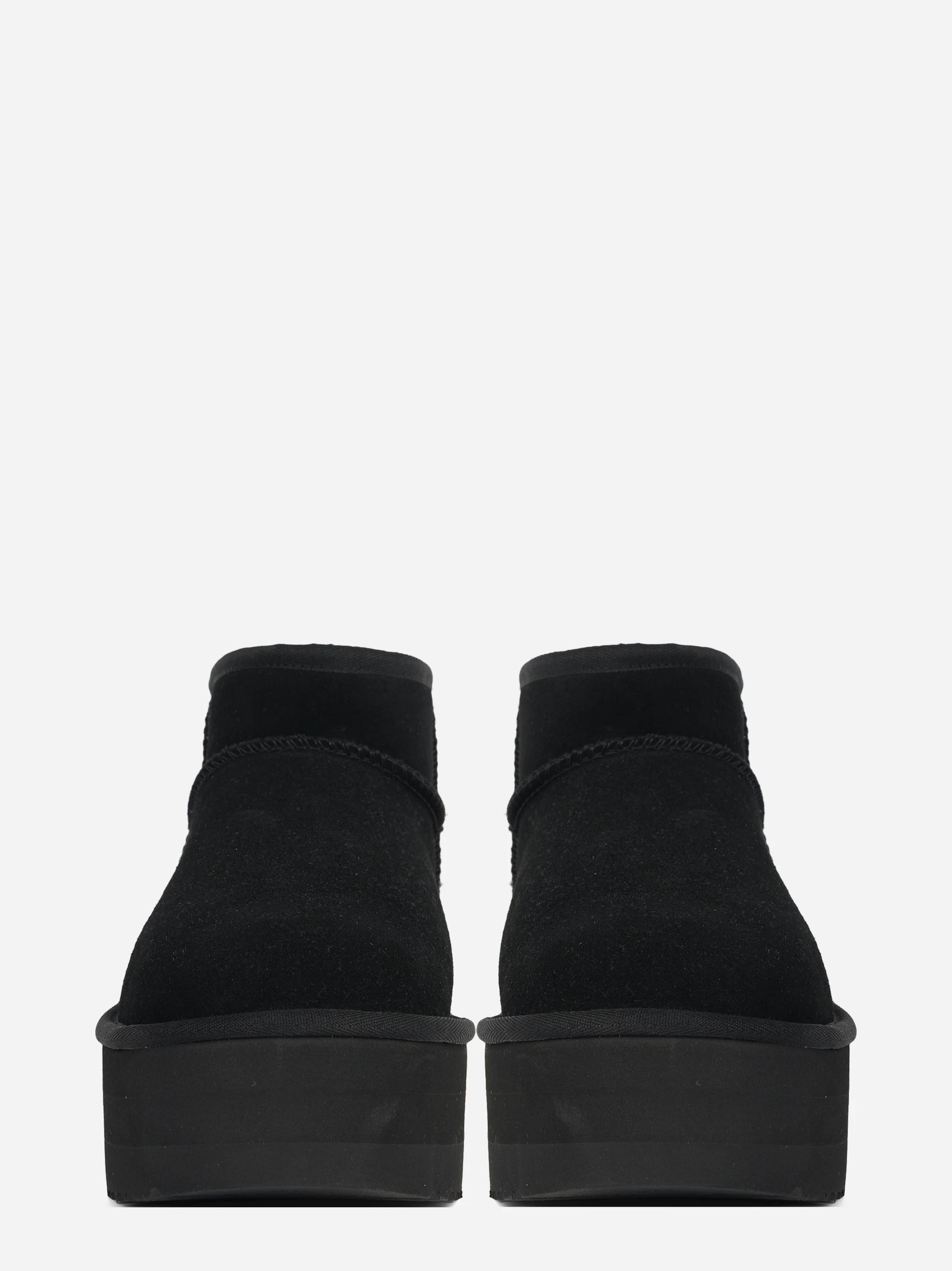 Stivaletto Classic Ultra Mini Platform in camoscio nero - vista frontale